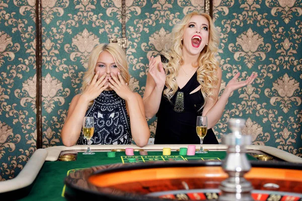 Dos Hermosas Mujeres Rubias Jugando Ruleta Casino — Foto de Stock