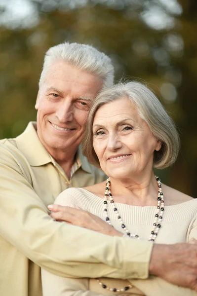 Glimlachend Senior Paar Omarmen Herfst Park — Stockfoto