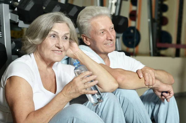 Couple de personnes âgées buvant au gymnase — Photo