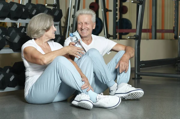 Senior paar drinken in de sportschool — Stockfoto