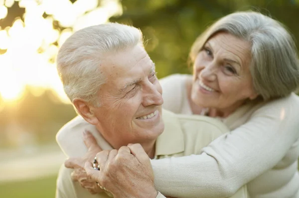 Kaukasische senior paar in het park — Stockfoto