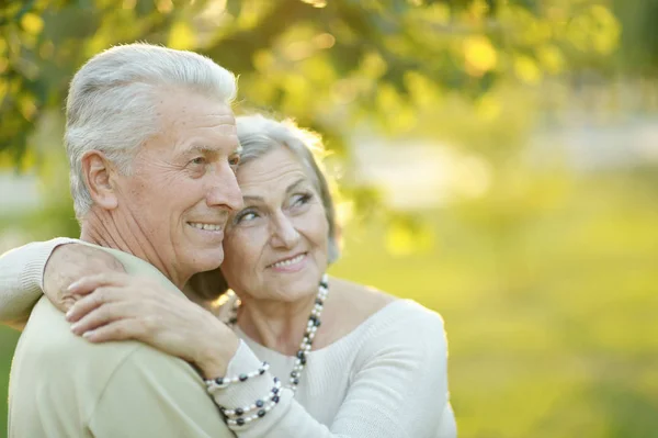 Sonbahar Parkında Kucaklaşan Gülümseyen Yaşlı Çift — Stok fotoğraf