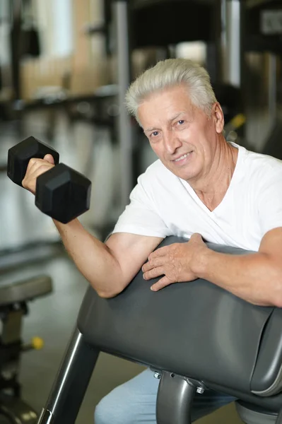 Пожилой человек в спортзале — стоковое фото