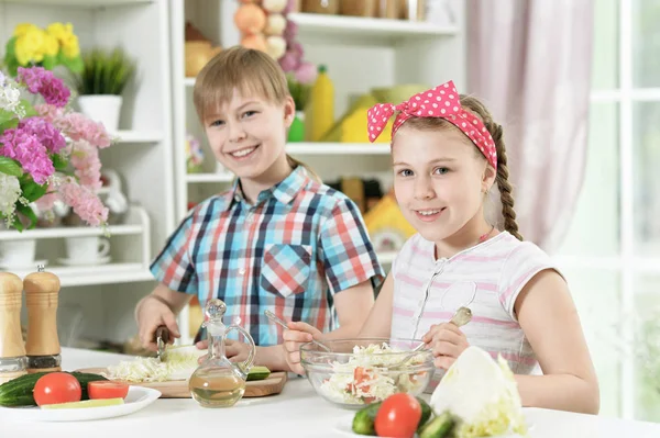 Netter Bruder Und Schwester Kochen Zusammen Der Küche — Stockfoto