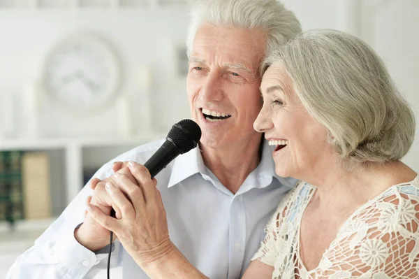 Coppia Anziana Cantare Karaoke — Foto Stock