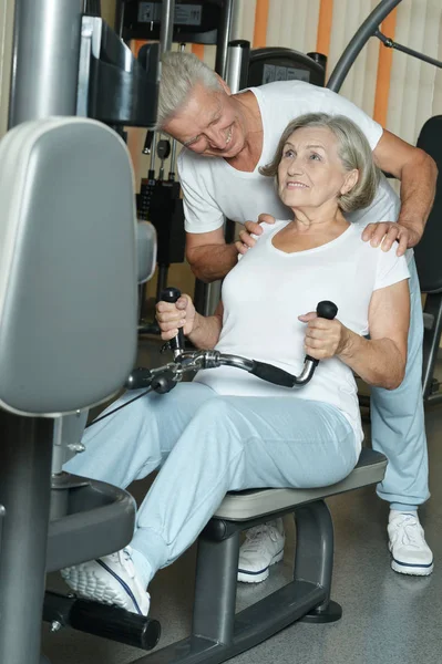 Aktives Lächelndes Seniorenpaar Trainiert Fitnessstudio — Stockfoto