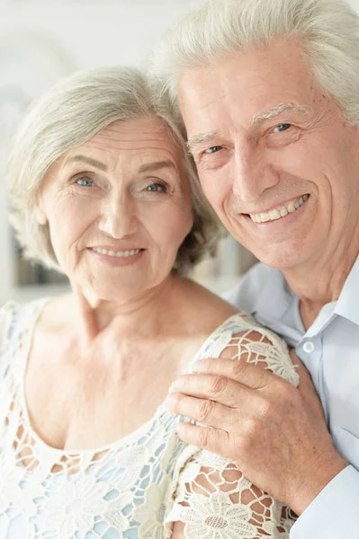 Vrolijk Senior Paar Omarmen Thuis — Stockfoto