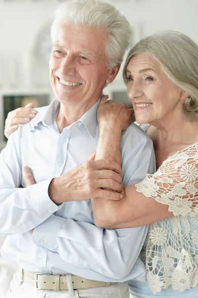 Vrolijk Senior Paar Omarmen Thuis — Stockfoto