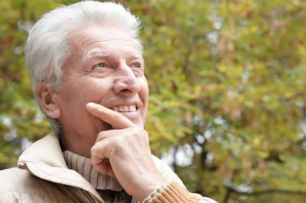 Felice Uomo Anziano Nel Parco — Foto Stock