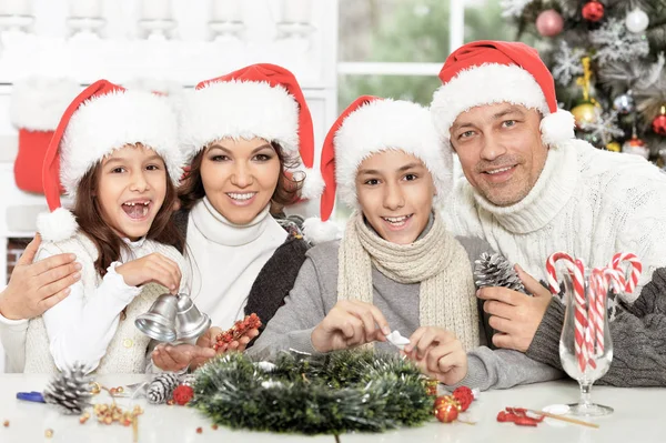 Porträtt Lycklig Familj Santa Hattar Förbereder Sig För Jul — Stockfoto