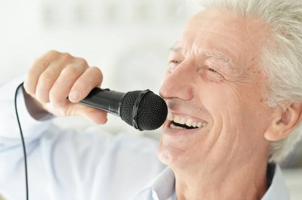Portrét Staršího Muže Zpívajícího Mikrofonem — Stock fotografie
