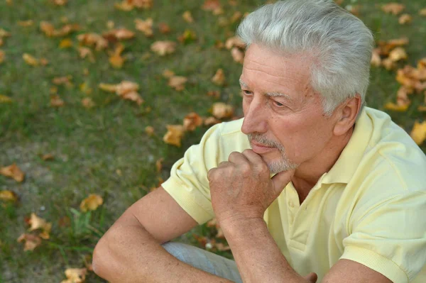 Portrait Aîné Pensant Dans Parc — Photo