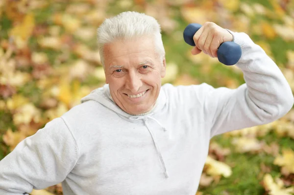 Yaşlı Adam Ile Park Halter Egzersiz — Stok fotoğraf