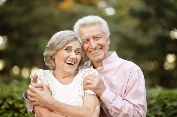 Sonriente Pareja Mayor Abrazando Otoño Parque — Foto de Stock