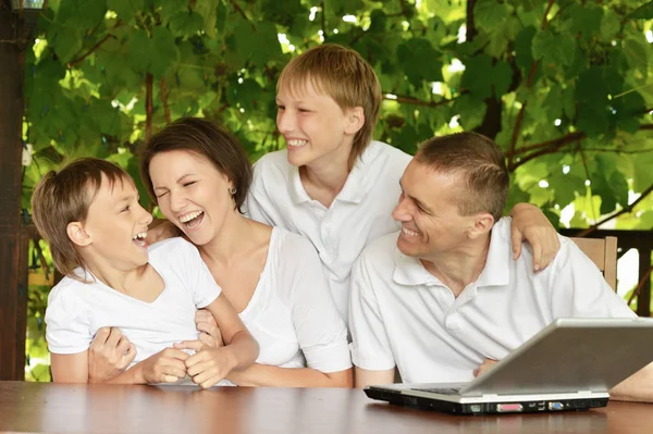 Счастливая Семья Ноутбуком Летом — стоковое фото