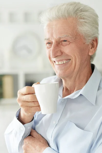 Portrait Homme Âgé Souriant Buvant Café Maison — Photo