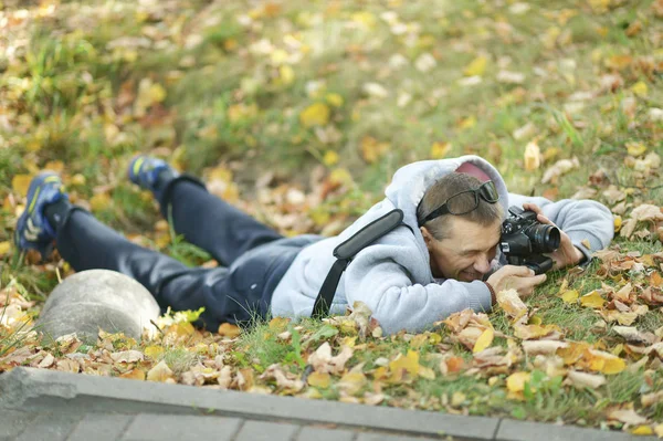 Young Guy Taking Pictures Autumn Park — Stock Photo, Image