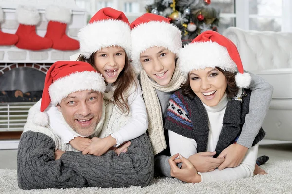 Porträtt Lycklig Familj Santa Hattar Förbereder Sig För Jul — Stockfoto