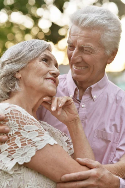 Uśmiechnięta Para Seniorów Obejmująca Się Jesiennym Parku — Zdjęcie stockowe