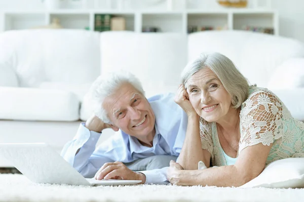 Glückliches Seniorenpaar Mit Laptop Hause — Stockfoto