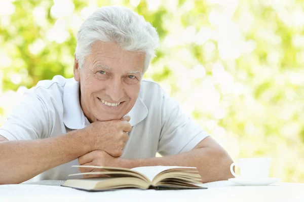 Homem leitura livro interessante — Fotografia de Stock