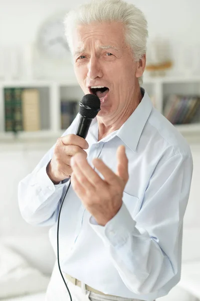 Portré Idős Ember Énekel Mikrofonnal — Stock Fotó
