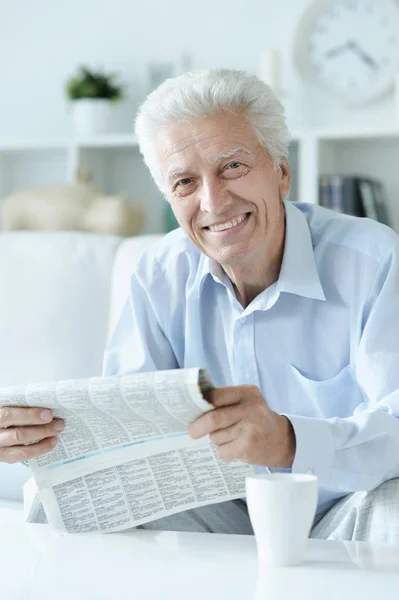 Uomo Anziano Che Legge Giornale Casa — Foto Stock