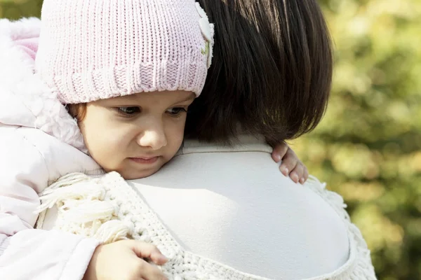 Joven Madre Hija Abrazándose Parque Otoño —  Fotos de Stock