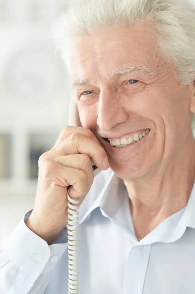 Ritratto Uomo Anziano Felice Che Parla Telefono — Foto Stock