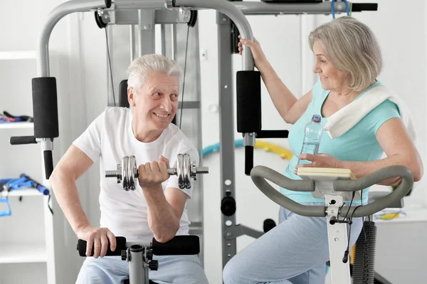 Aktif Spor Salonunda Egzersiz Kıdemli Çift Gülümsüyor — Stok fotoğraf