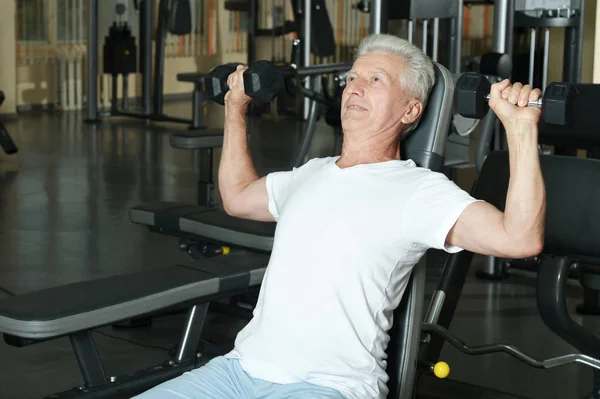 Uomo anziano in palestra — Foto Stock