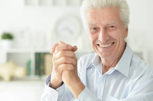 Portret Van Senior Man Schudden Handen Geïsoleerd Witte Achtergrond — Stockfoto