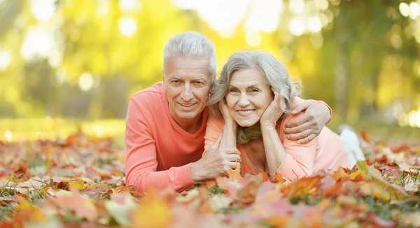Glückliches Seniorenpaar Liegt Auf Herbstlaub — Stockfoto