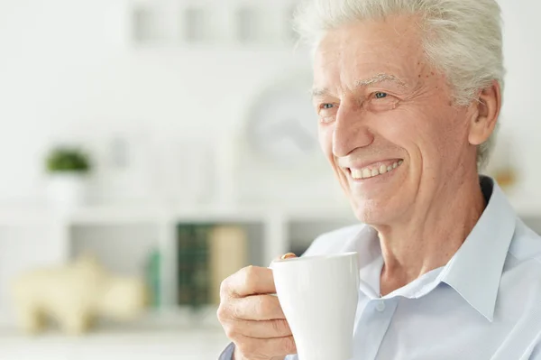 Ritratto Anziano Sorridente Che Beve Caffè Casa — Foto Stock