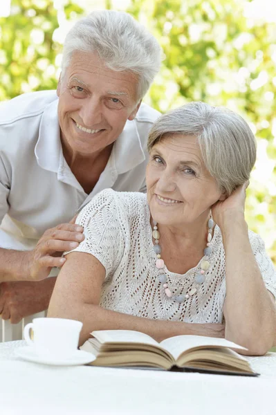 Mooie Oude Paar Leesboek Aan Tafel Zomer — Stockfoto