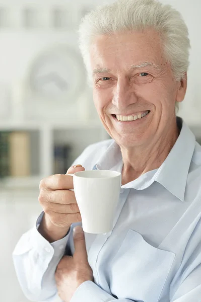 Portret Van Een Lachende Oudere Man Die Thuis Koffie Drinkt — Stockfoto