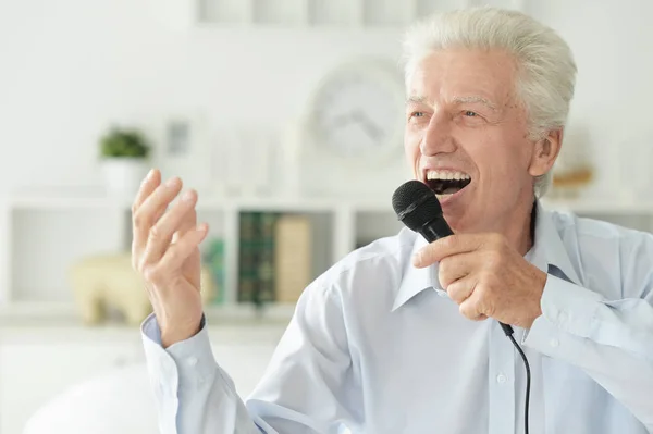 Mikrofonla Şarkı Söyleyen Yaşlı Adamın Portresi — Stok fotoğraf