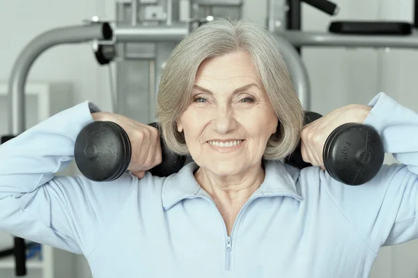 Portret Van Bejaarde Vrouw Uitoefenen Sportschool — Stockfoto