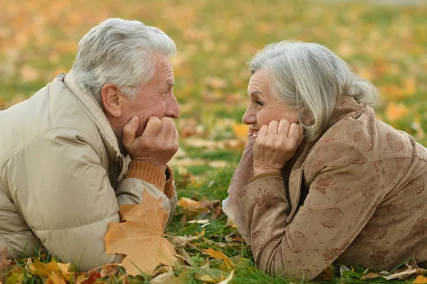 Gelukkige Senior Paar Liggen Park — Stockfoto