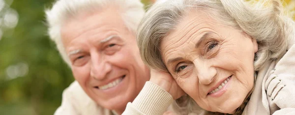 Retrato Hermosa Pareja Ancianos Tumbados Parque — Foto de Stock