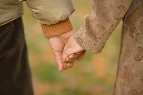 Pareja Cogida Mano —  Fotos de Stock