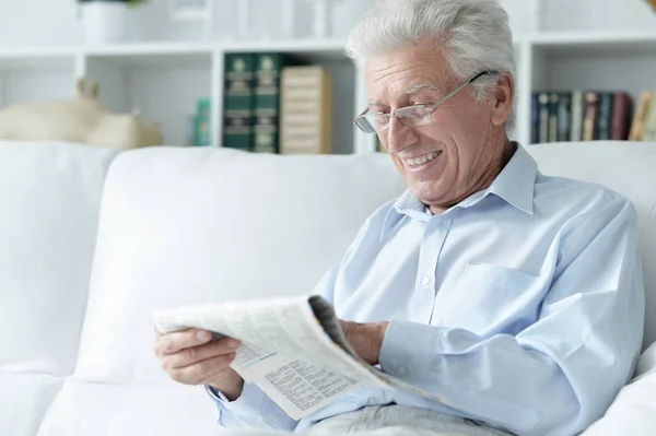 Senior Liest Zeitung Hause — Stockfoto