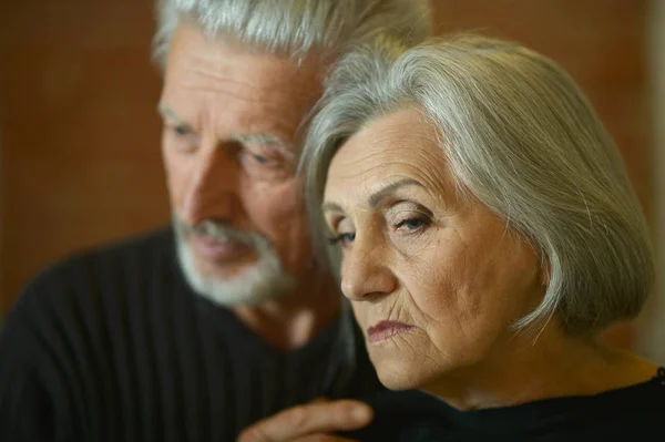 Ritratto Coppia Anziana Triste Posa Casa — Foto Stock