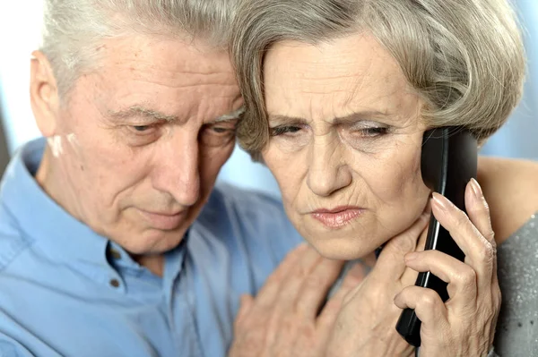 Trauriges Seniorenpaar Porträt Mit Telefon — Stockfoto