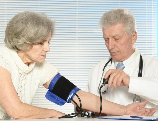 Médecin Principal Avec Patient Âgé Dans Son Bureau — Photo