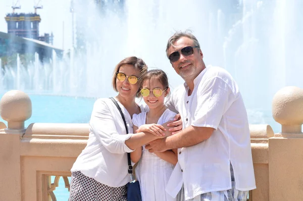 Glückliche Familie Posiert Der Stadt Der Nähe Von Brunnen — Stockfoto