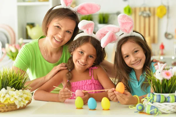 Matka Dívkami Nosí Králičí Uši Zdobení Velikonoční Vejce — Stock fotografie