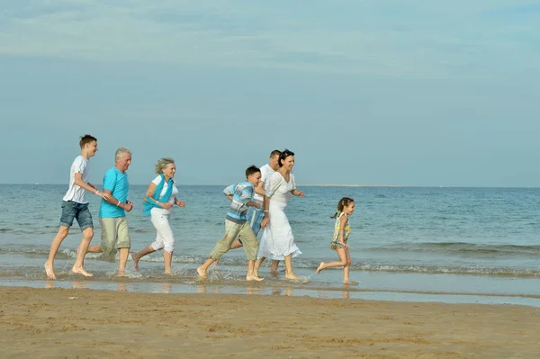 Ευτυχισμένη Οικογένεια Μαζί Στην Παραλία Της Άμμου — Φωτογραφία Αρχείου