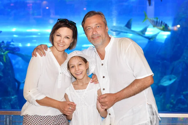 Famille Heureuse Posant Dans Aquarium — Photo