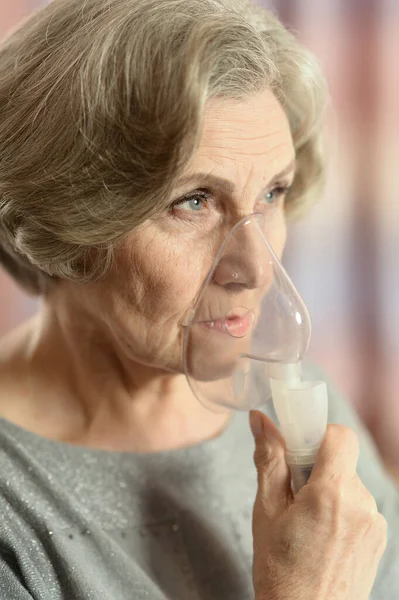 Retrato Una Anciana Con Inhalación Gripe — Foto de Stock